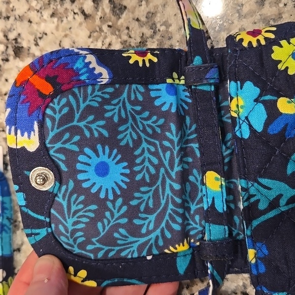 NWT. VERA BRADLEY CARSON CELLPHONE CROSSBODY. MOONLIGHT GARDEN.25110-N13. - Picture 7 of 9